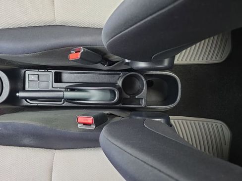 Used 2013 Toyota Yaris L image 24