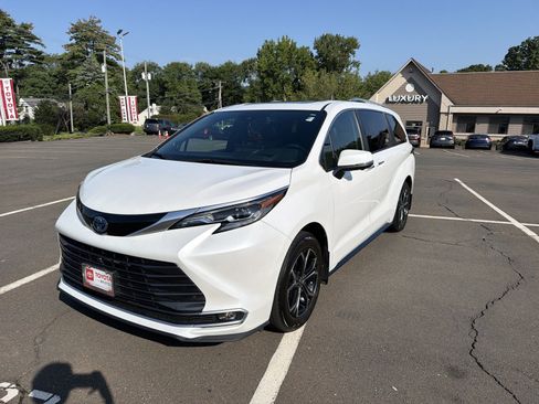 Used 2025 Toyota Sienna Platinum AWD/4WD image 1