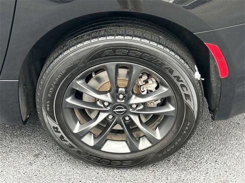 Used 2020 Chrysler Pacifica Touring-L w/ Advanced Safetytec Group image 14