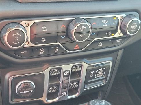 Used 2021 Jeep Wrangler Unlimited Sahara AWD/4WD image 16