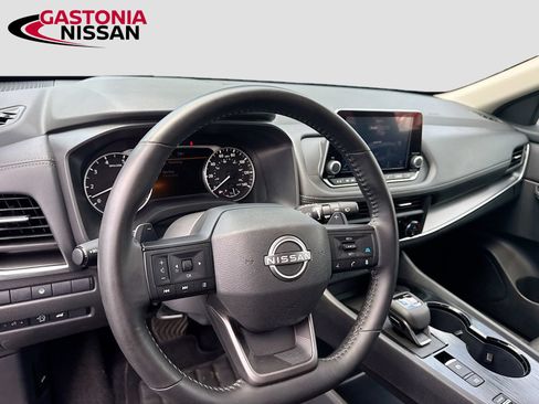 Used 2025 Nissan Rogue SV FWD image 11