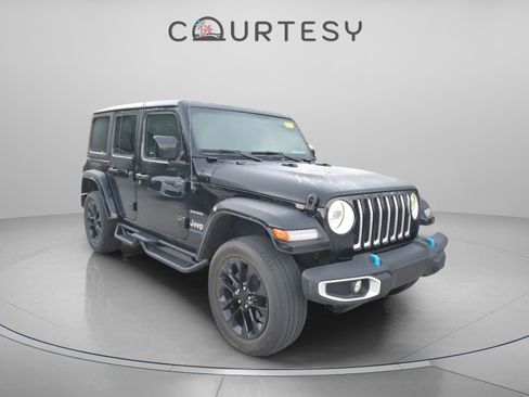 Used 2023 Jeep Wrangler Sahara image 5