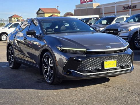 Used 2023 Toyota Crown Limited image 3