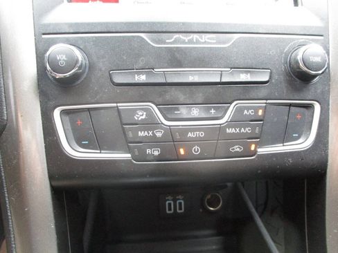 Used 2019 Ford Fusion SE FWD image 18
