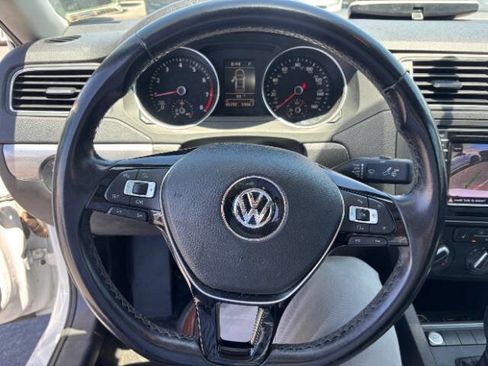 Used 2017 Volkswagen Jetta SE FWD image 15