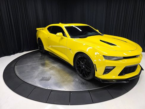 Used 2017 Chevrolet Camaro SS RWD image 9