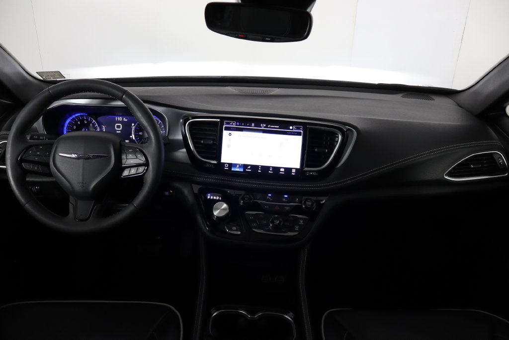 Used 2025 Chrysler Pacifica Limited FWD image 13