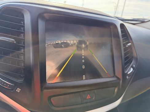 Used 2018 Jeep Cherokee Latitude Plus image 13