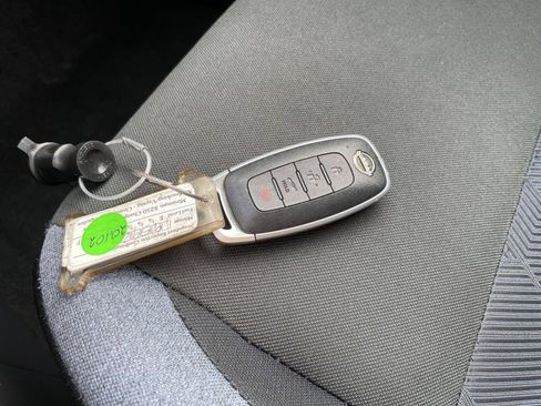 Used 2025 Nissan Versa SV FWD image 21