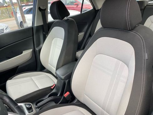 Used 2021 Hyundai Venue SEL FWD image 14