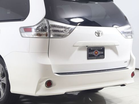 Used 2018 Toyota Sienna SE FWD image 23