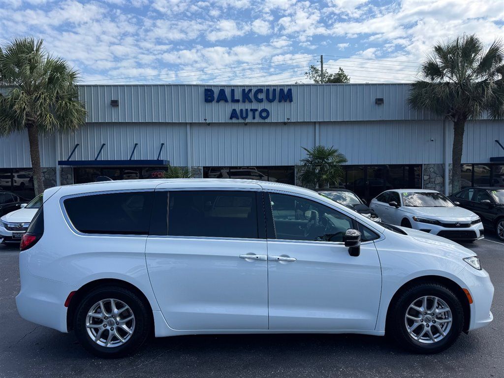 Used 2025 Chrysler Pacifica Select FWD image 1