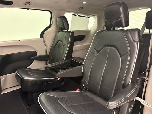 Used 2023 Chrysler Pacifica Limited FWD image 31