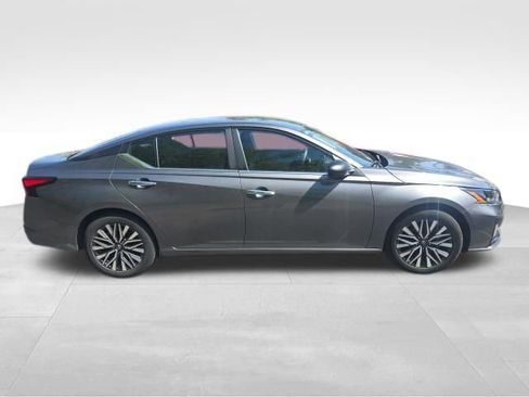 Used 2025 Nissan Altima 2.5 SV FWD image 7