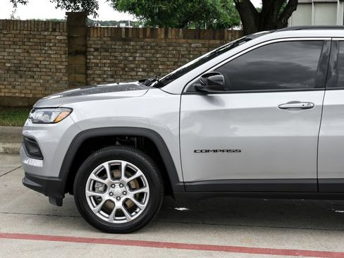 Used 2023 Jeep Compass Latitude AWD/4WD image 21