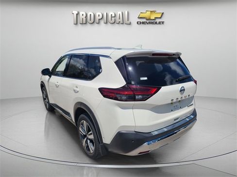 Used 2021 Nissan Rogue Platinum image 3