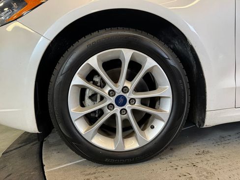 Used 2020 Ford Fusion SE FWD image 25