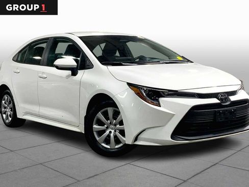 Used 2025 Toyota Corolla LE image 3