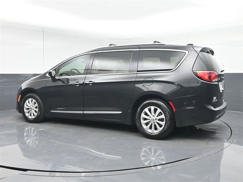 Used 2018 Chrysler Pacifica Touring-L image 7