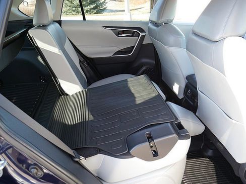 Used 2021 Toyota RAV4 XLE Premium image 50