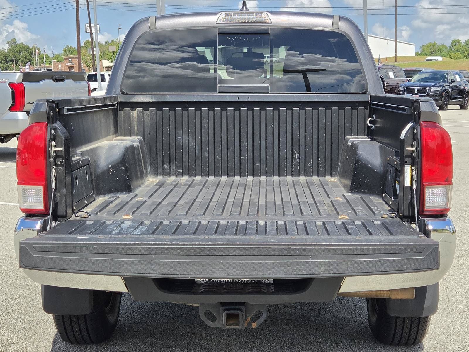 Used 2017 Toyota Tacoma TRD Off-Road w/ Tow Package RWD image 10