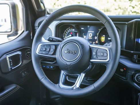 Used 2025 Jeep Wrangler Unlimited Sahara w/ Safety Group AWD/4WD image 15