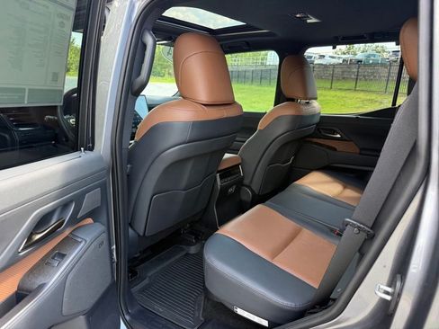 Used 2024 Lexus GX 550 w/ Accessory Package (31) AWD/4WD image 28
