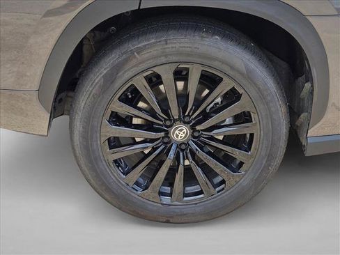Used 2025 Toyota Highlander XSE AWD/4WD image 10