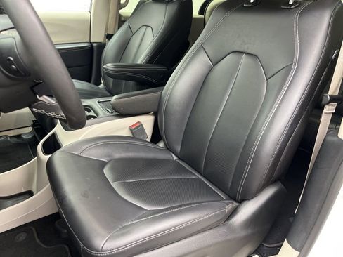 Used 2024 Chrysler Pacifica Touring-L FWD image 18