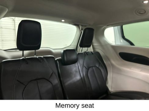 Used 2024 Chrysler Pacifica Touring-L FWD image 27