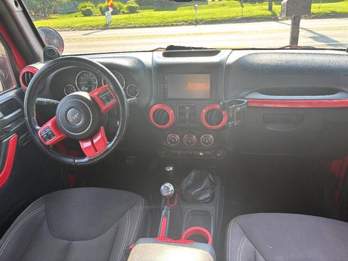 Used 2014 Jeep Wrangler Unlimited Sahara w/ Connectivity Group image 15