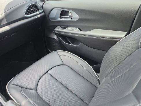 Certified 2026 Chrysler Pacifica Limited FWD image 16