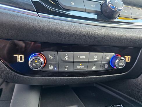 Used 2024 Buick Enclave Premium image 18