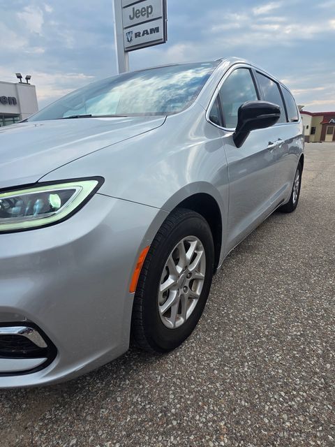 Used 2024 Chrysler Pacifica Touring-L FWD image 4
