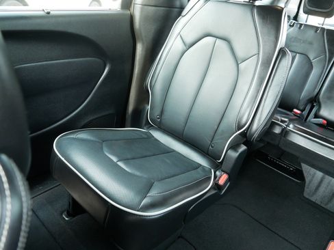Used 2025 Chrysler Pacifica Limited FWD image 12
