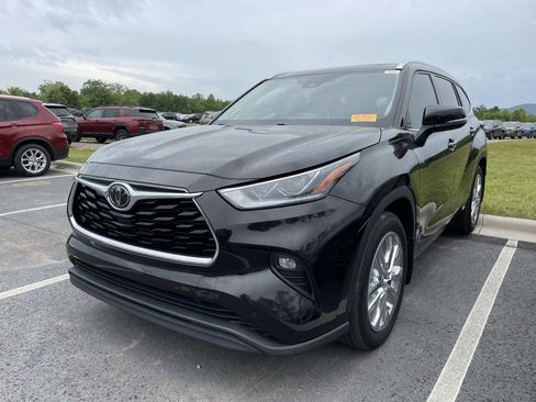 Used 2020 Toyota Highlander Limited AWD/4WD image 2