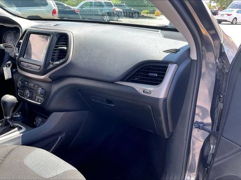 Used 2017 Jeep Cherokee Latitude w/ Safety/Convenience Group AWD/4WD image 19