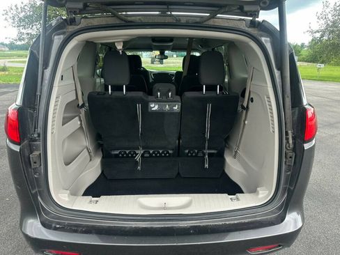 Used 2017 Chrysler Pacifica Touring FWD image 13