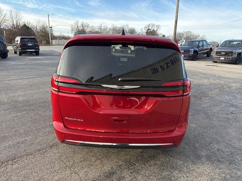 Used 2025 Chrysler Pacifica Select image 6