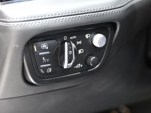 Used 2018 Bentley Bentayga Onyx Edition AWD/4WD image 26