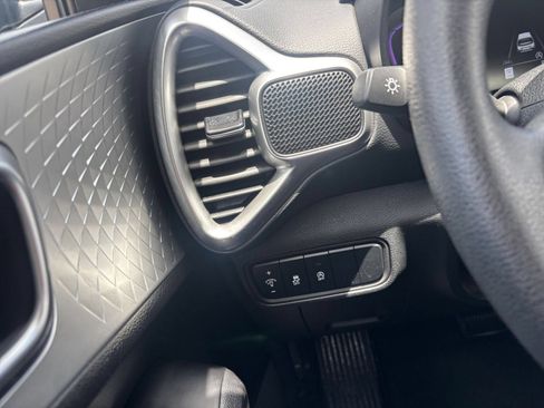 Used 2025 Kia Soul LX w/ LX Technology Package FWD image 32