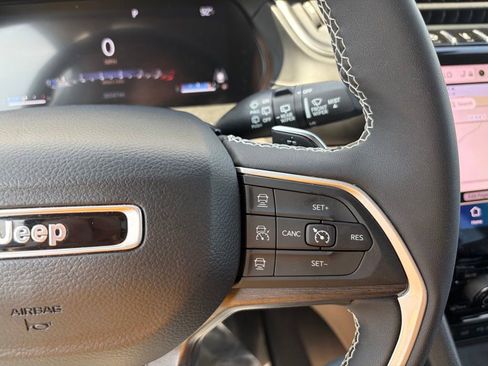 Used 2023 Jeep Grand Cherokee Limited w/ Luxury Tech Group II AWD/4WD image 36