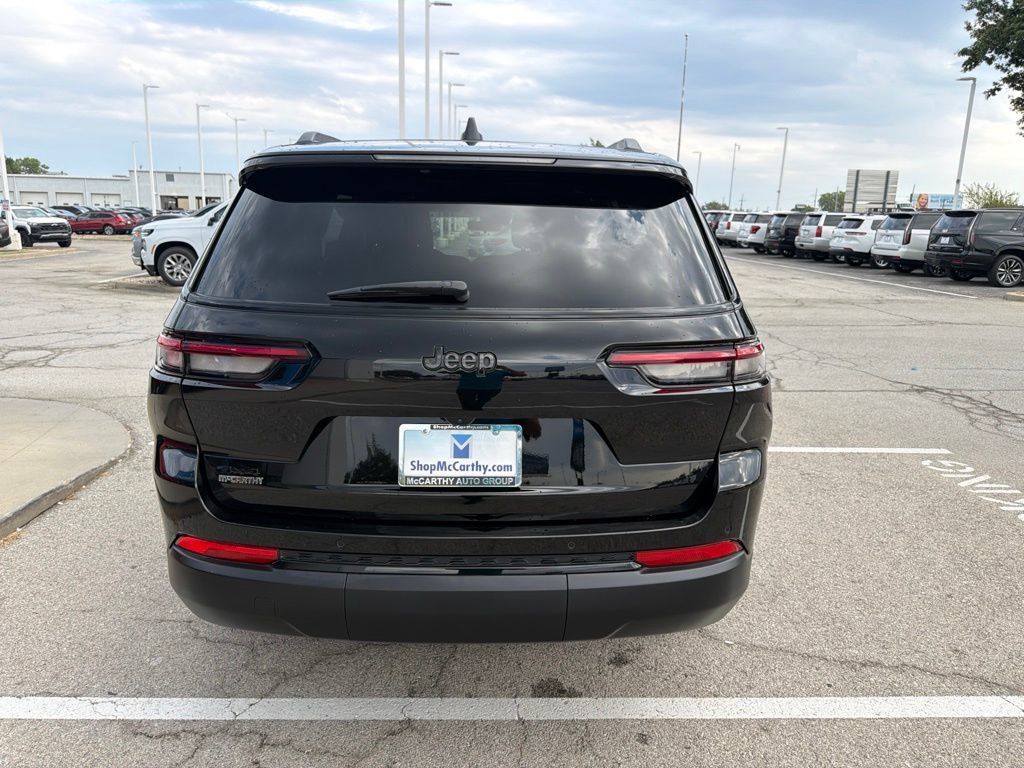 Used 2025 Jeep Grand Cherokee L Laredo AWD/4WD image 4