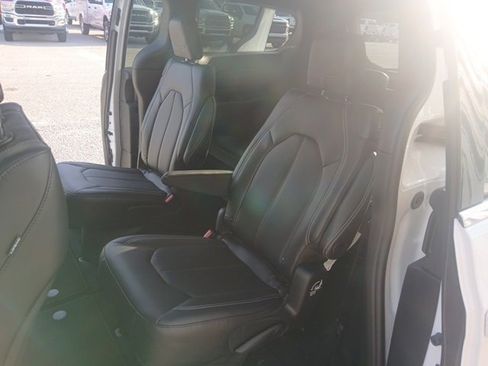 New 2026 Chrysler Pacifica Select image 22