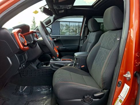 Used 2017 Toyota Tacoma TRD Off-Road w/ Premium & Technology Package image 15