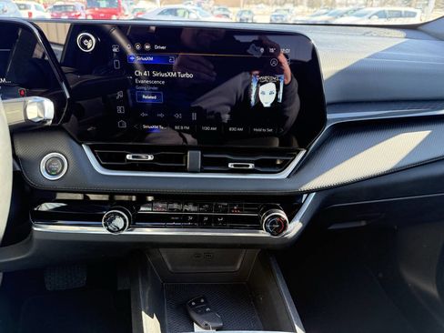 Used 2025 Chevrolet Equinox LT image 8