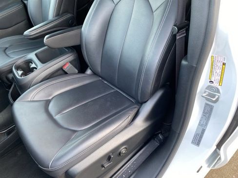 Certified 2025 Chrysler Pacifica Select image 16