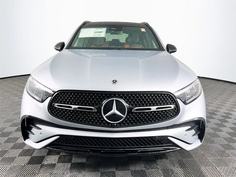 Used 2025 Mercedes-Benz GLC 300 4MATIC image 9