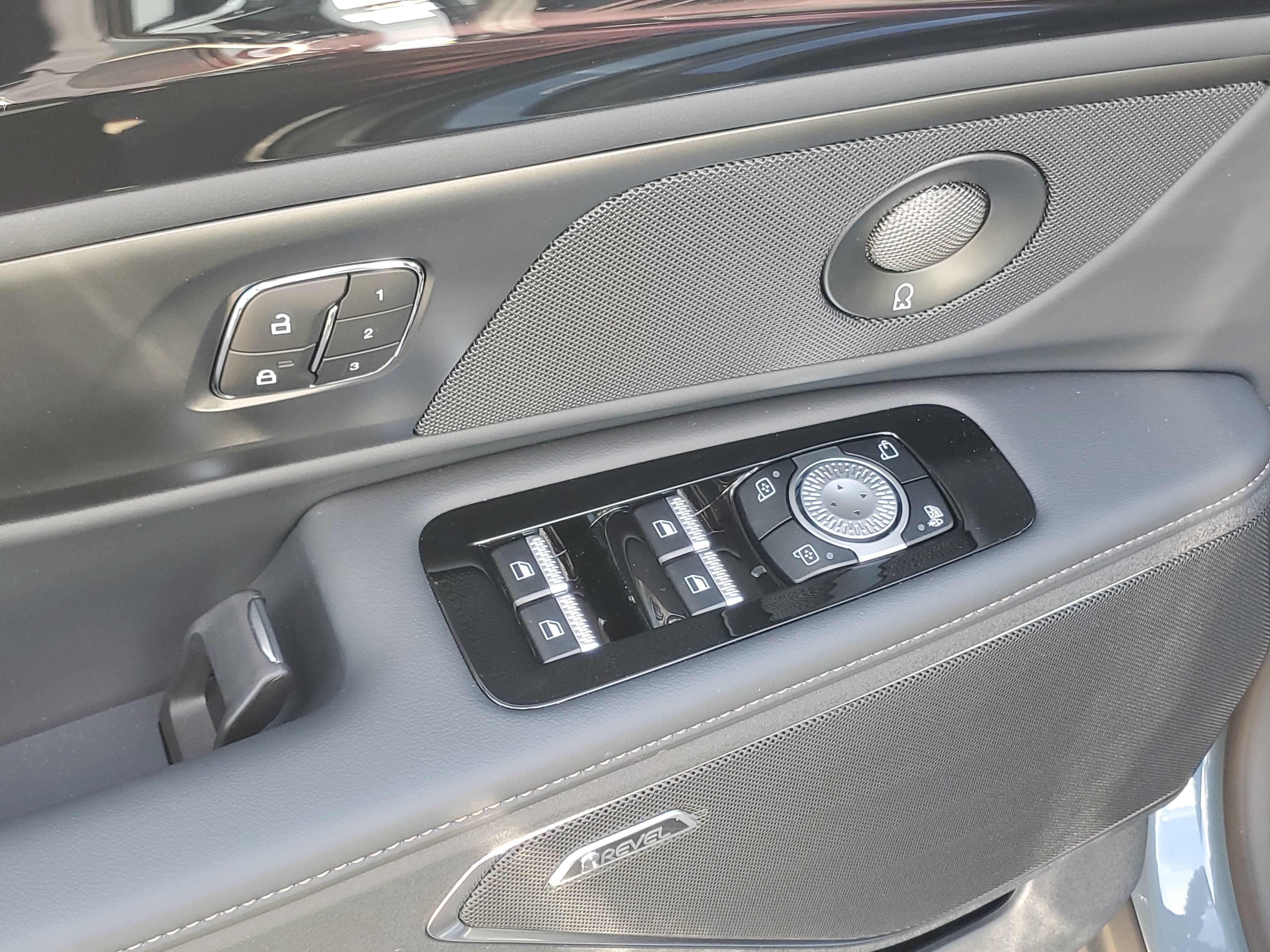 New 2026 Lincoln Nautilus Reserve w/ Jet Appearance Package AWD/4WD image 9
