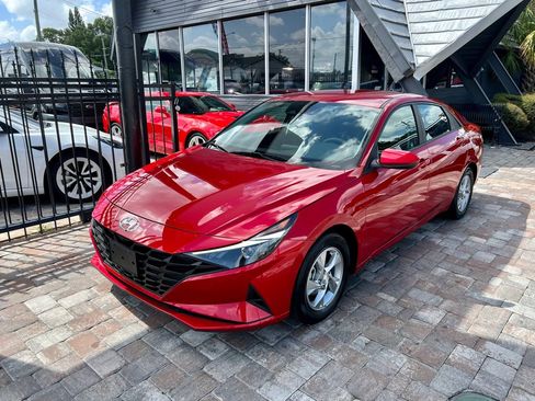 Used 2021 Hyundai Elantra SE FWD image 5